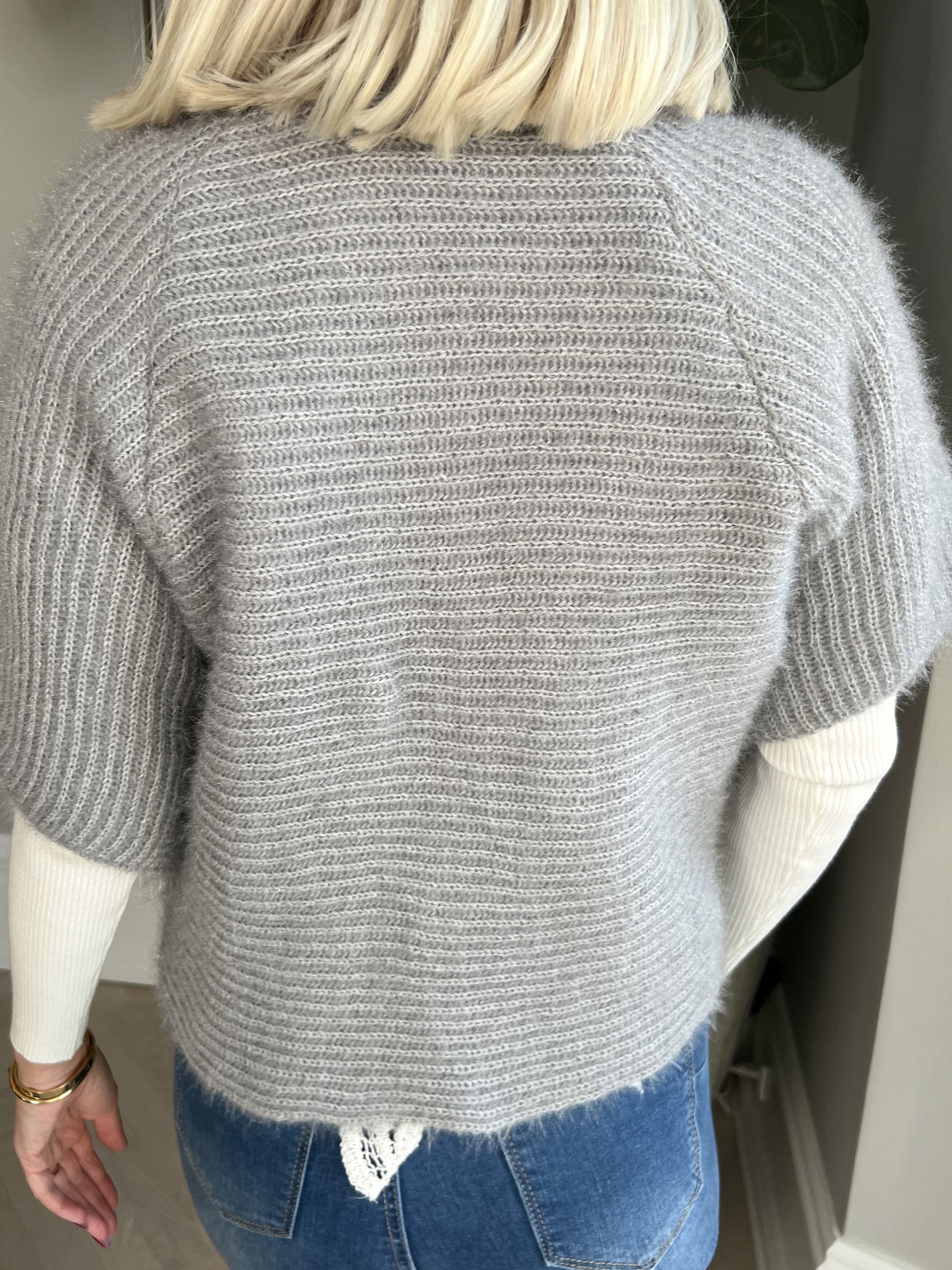 Franca - Sød fluffy bolero i strik